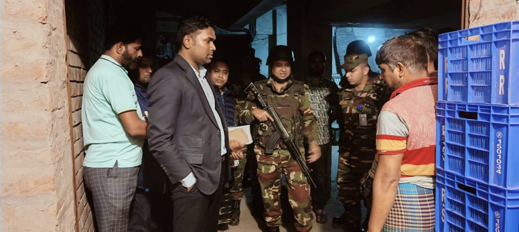 ফরিদপুরে খেজুরের গোডাউনে যৌথবাহিনীর অভিযান