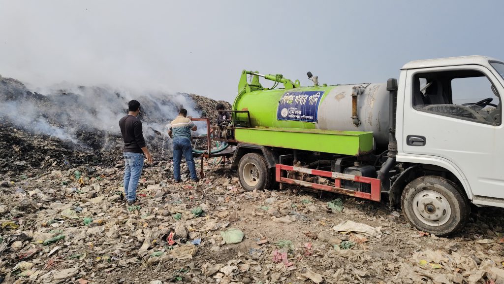 ফরিদপুর পৌরসভার বর্জ্যে ১৫ দিন ধরে জ্বলছে আগুন, অতিষ্ঠ তিন গ্রামের মানুষ