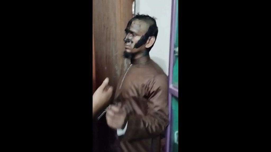 ফরিদপুরে বলাৎকারের অভিযোগে শিক্ষকের চুল কেটে মুখে আলকাতরা দিলো স্থানীয় জনতা