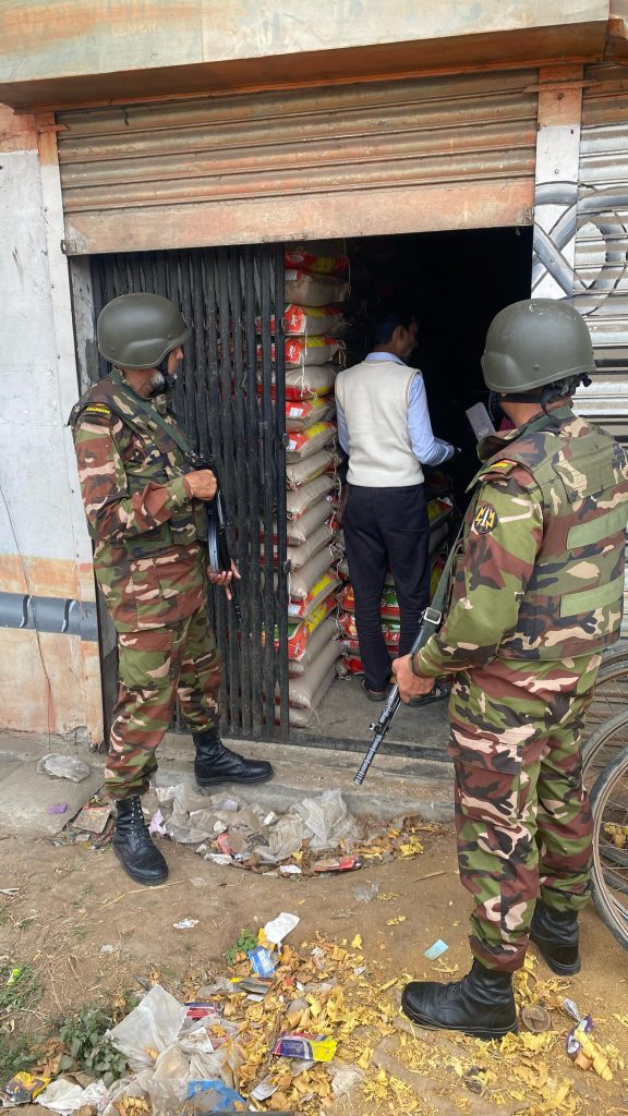 ফরিদপুরে যৌথ বাহিনীর অভিযান : দুই চাল ব্যবসায়ীকে জরিমানা