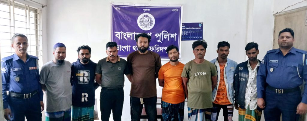 অপারেশন ডেভিল হান্ট : ভাঙ্গায় যৌথবাহিনীর অভিযানে আ’লীগ নেতাসহ গ্রেপ্তার ৯