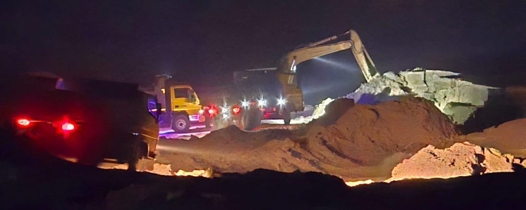 ফরিদপুরের কুমার নদে গভীর রাতে চলছে অবৈধভাবে বালু উত্তোলন