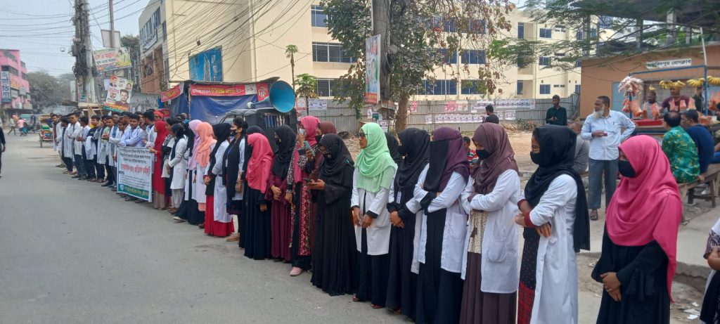 ফরিদপুরে চার দফা দাবি আদায়ের লক্ষ্যে ম্যাটসের মানববন্ধন ও বিক্ষোভ