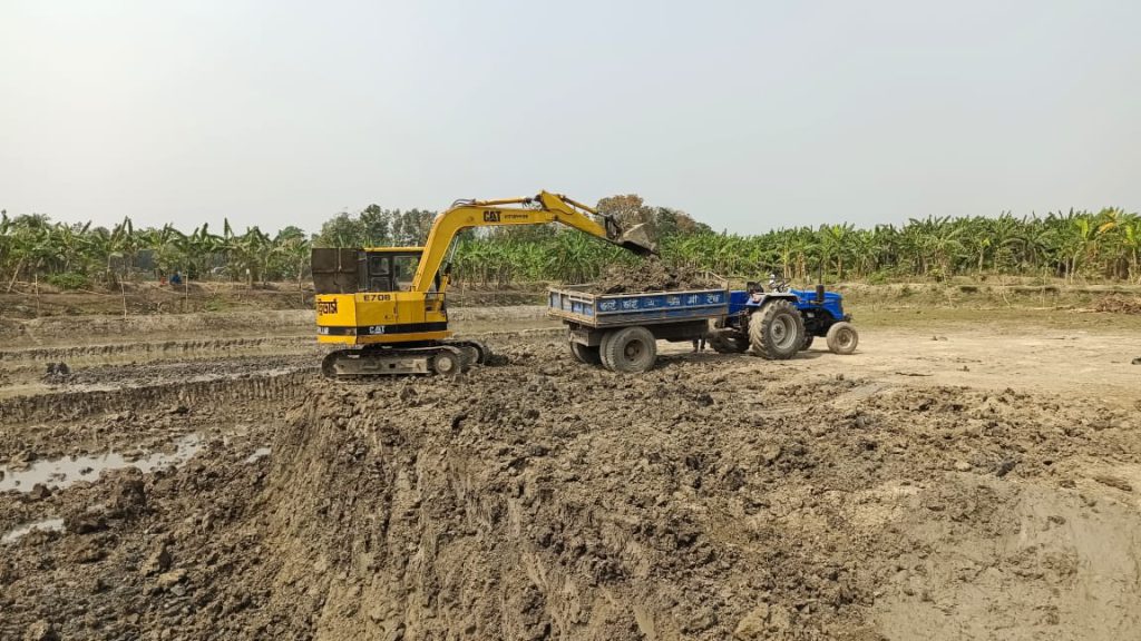 নগরকান্দায় থামছেই না মাটি ব্যবসায়ীদের দৌরাত্ম্য, ফসলী জমির মাটি যাচ্ছে ইটভাটায়!