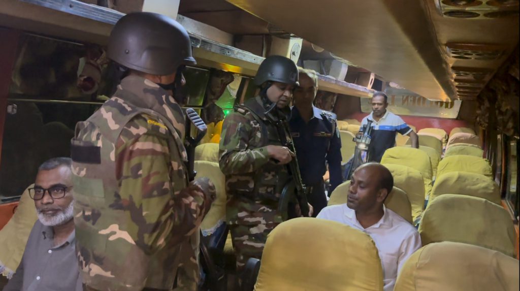 ফরিদপুরে কম্বাইন্ড পেট্রোলিং অভিযানে সেনাবাহিনীর তল্লাশী