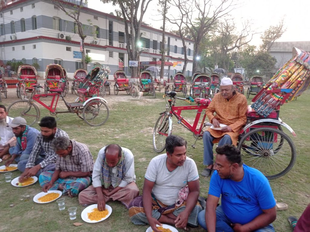 ফরিদপুরের শতাধিক শ্রমজীবী মানুষকে নিয়ে ইফতার করল সমকাল সুহৃদ