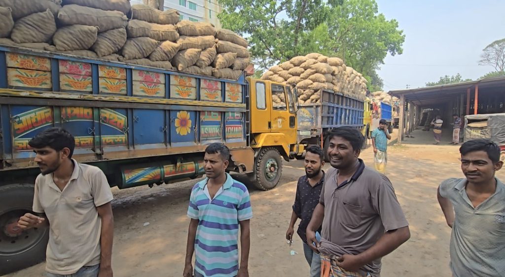 ফরিদপুরে হিমাগারে আলু রাখতে এসে বিড়ম্বনার শিকার ব্যবসায়ী-কৃষকরা