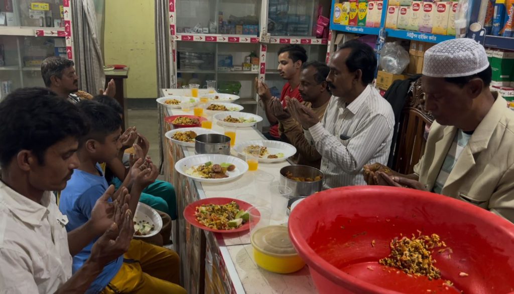 ফরিদপুরে সৌদির সাথে মিল রেখে ১০ গ্রামের মানুষ রোজা শেষে ইফতার করলেন