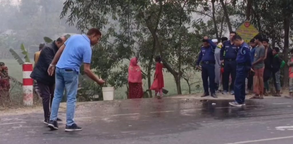 ফরিদপুরে দাঁড়িয়ে থাকা লরিতে মোটরসাইকেলের ধাক্কা, প্রাণ গেল তরমুজ ব্যবসায়ীর