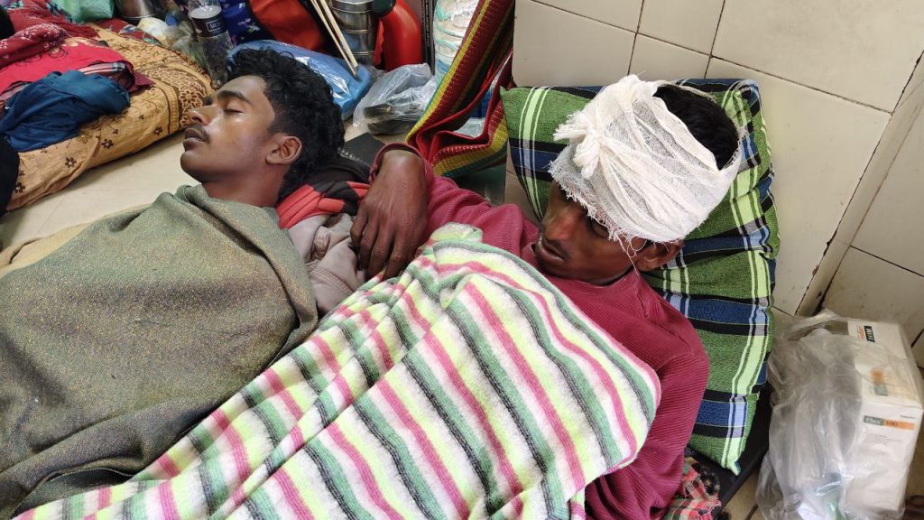 ফরিদপুরে পদ্মায় অবৈধ বালুবাহী বলগেটের ধাক্কায় আহত দুই জেলে, ভাসমান অবস্থায় উদ্ধার