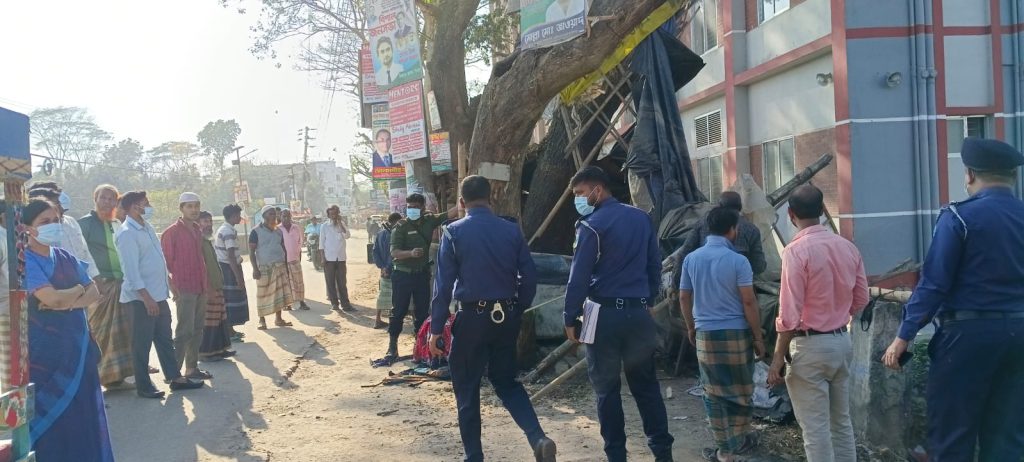 সদরপুরে ফুটপাত দখলমুক্ত ও ভাসমান হকারদের  উচ্ছেদ