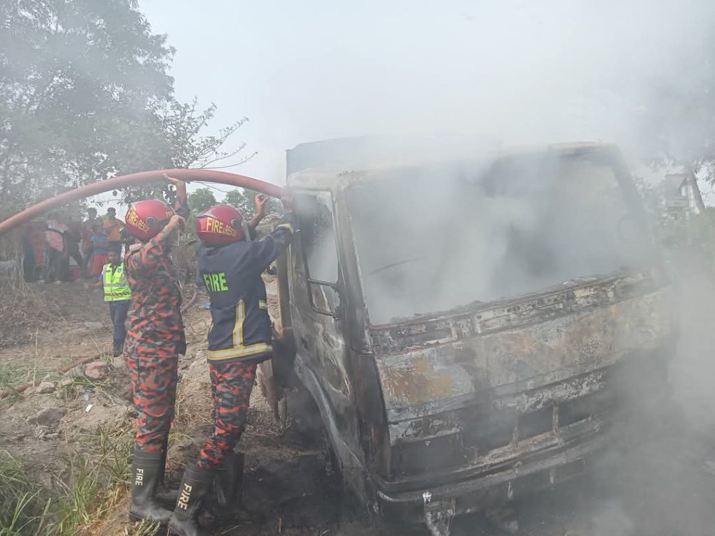 ফরিদপুরের ড্রাম ট্রাকের নিচে চাপা পড়ে মোটরসাইকেল চালক নিহত, মা আহত