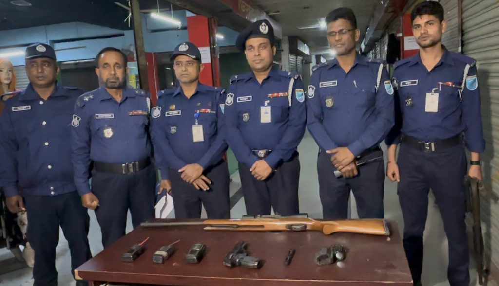 ফরিদপুরে যৌথবাহিনীর অভিযানে অস্ত্রসহ নিষিদ্ধ সরঞ্জাম উদ্ধার