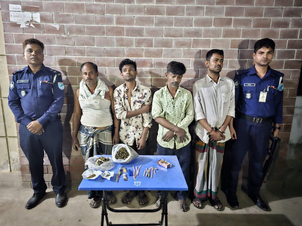 ফরিদপুরে গভীর রাতে যৌথবাহিনীর অভিযানে ৪ মাদক ব্যবসায়ী গ্রেপ্তার