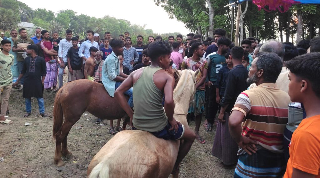 ফরিদপুরে আবহমান গ্রামবাংলার ঐতিহ্যবাহী ঘোড়দৌড় প্রতিযোগিতা