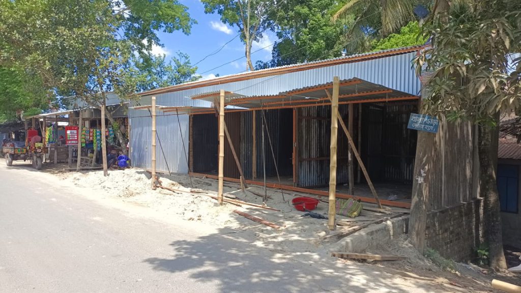 নগরকান্দায় সরকারি জায়গা দখল করে আ’লীগ নেতার দোকান ঘর নির্মাণ!