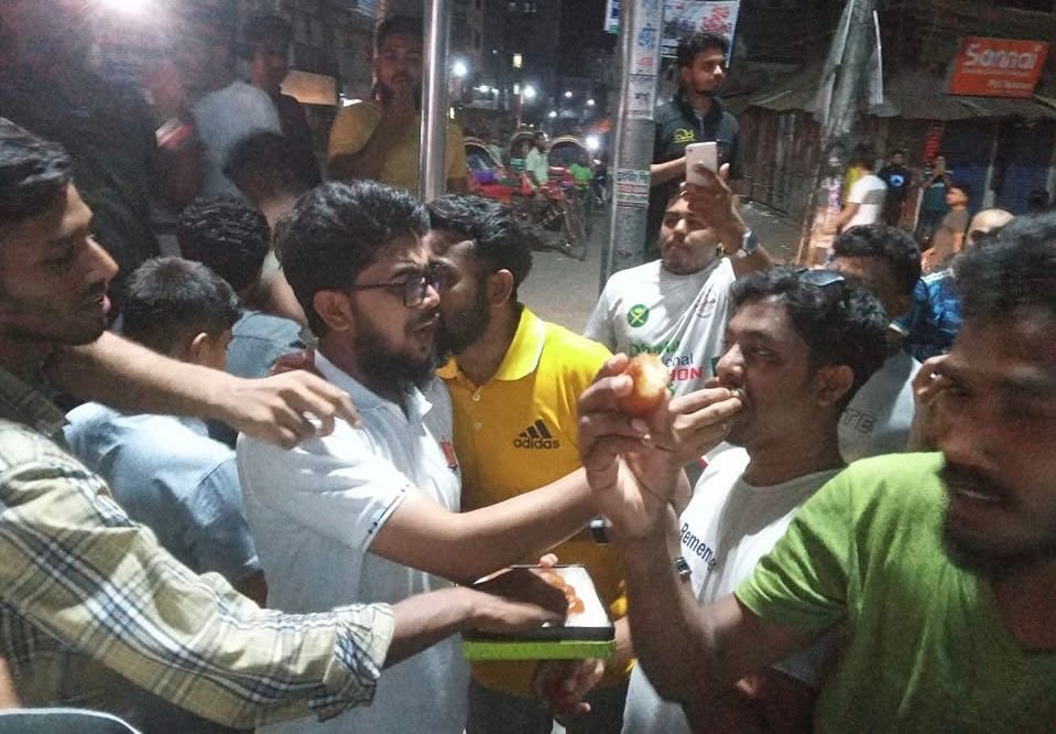 আওয়ামী লীগের কর্মকাণ্ড নিষিদ্ধ করায় ফরিদপুরে আনন্দ মিছিল