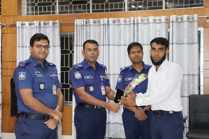 ফরিদপুরে মাত্র ১২০ টাকায় পুলিশে চাকরি পেলেন ২৭ জন