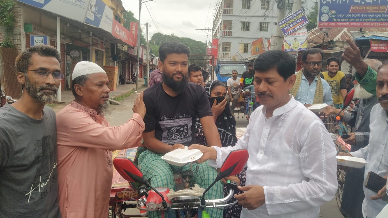 জিয়াউর রহমানের শাহাদাত বার্ষিকীতে ফরিদপুরে পথচারীদের মাঝে খাবার বিতরণ