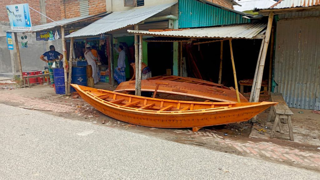 সালথায় খোসা নৌকা তৈরিতে ব্যস্ত কাঠমিস্ত্রীরা