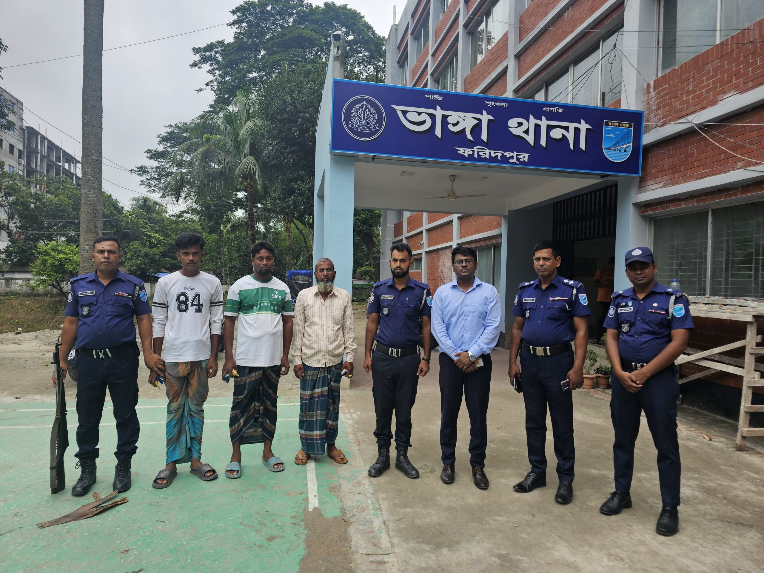 ফরিদপুরের আড়িয়াল খাঁ নদে যৌথবাহিনীর অভিযান, ৬ ড্রেজার জব্দ, আটক ৩