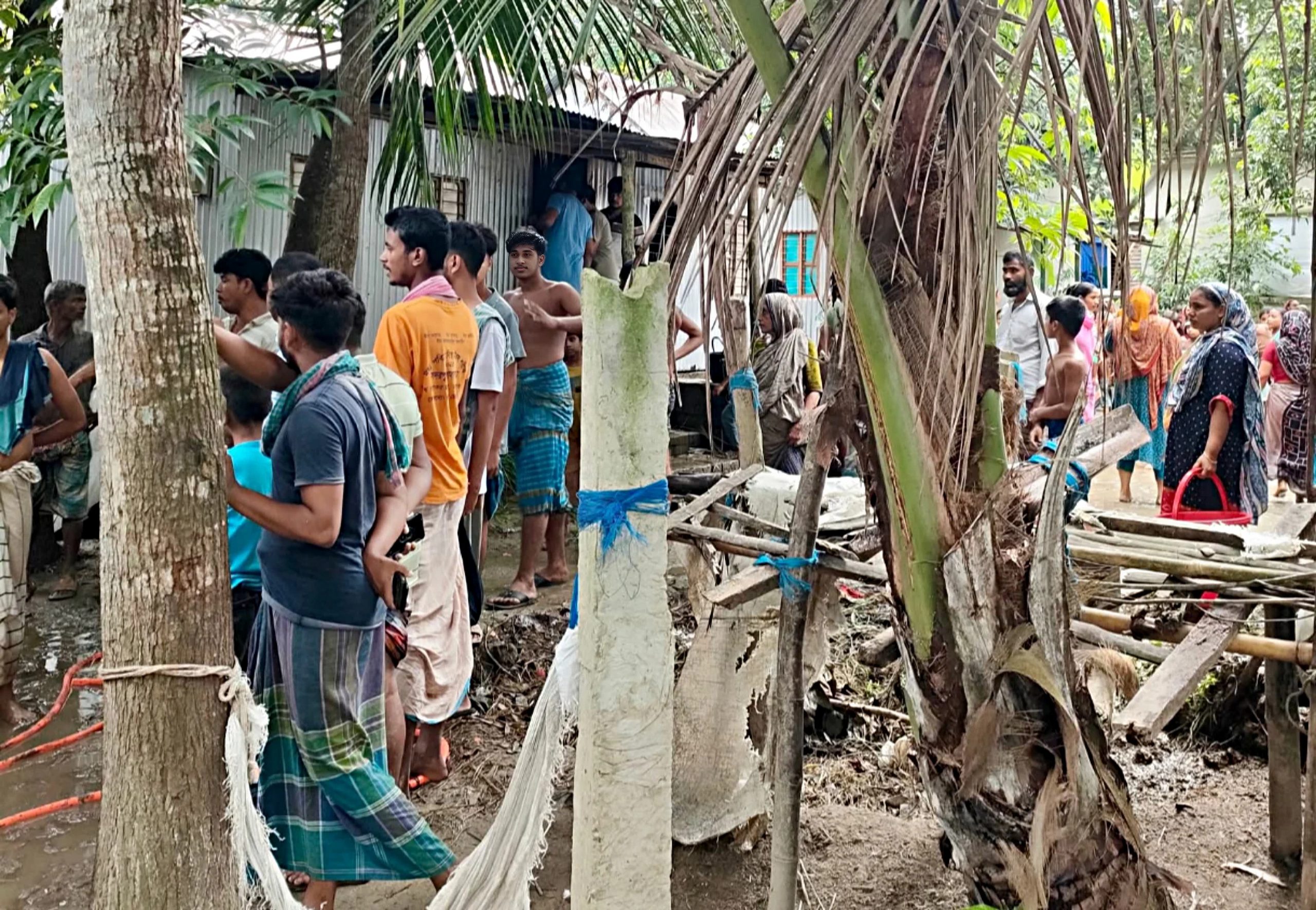সদরপুরে অগ্নিকাণ্ডে সব পুড়ে ছাই, খোলা আকাশের নিচে দিনমজুর পরিবার