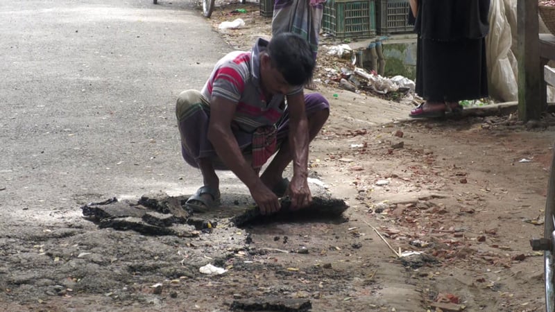 আলফাডাঙ্গায় হাত দিয়ে টান দিলেই উঠে আসছে সড়কের কার্পেটিং