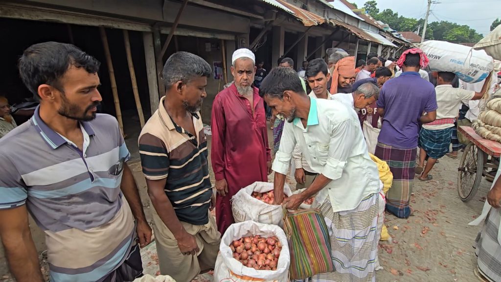 ফরিদপুরে লোকসানের মুখে পেঁয়াজ চাষীরা, ন্যায্য মূল্য না পেয়ে হতাশ