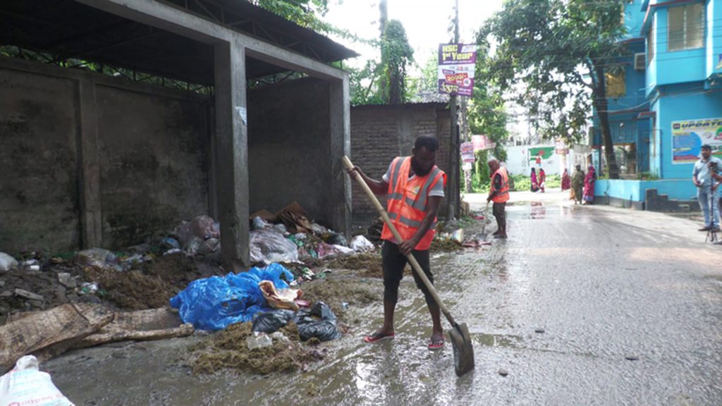 ফরিদপুর পৌরসভায় কোরবানির বর্জ্য অপসারণ কার্যক্রম শুরু