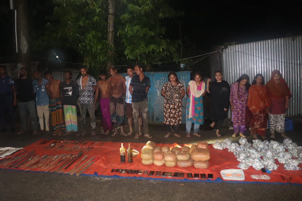 ফরিদপুরে যৌথবাহিনীর বিশেষ অভিযানে বিপুল পরিমাণ মাদকদ্রব্যসহ আটক ১৫ 