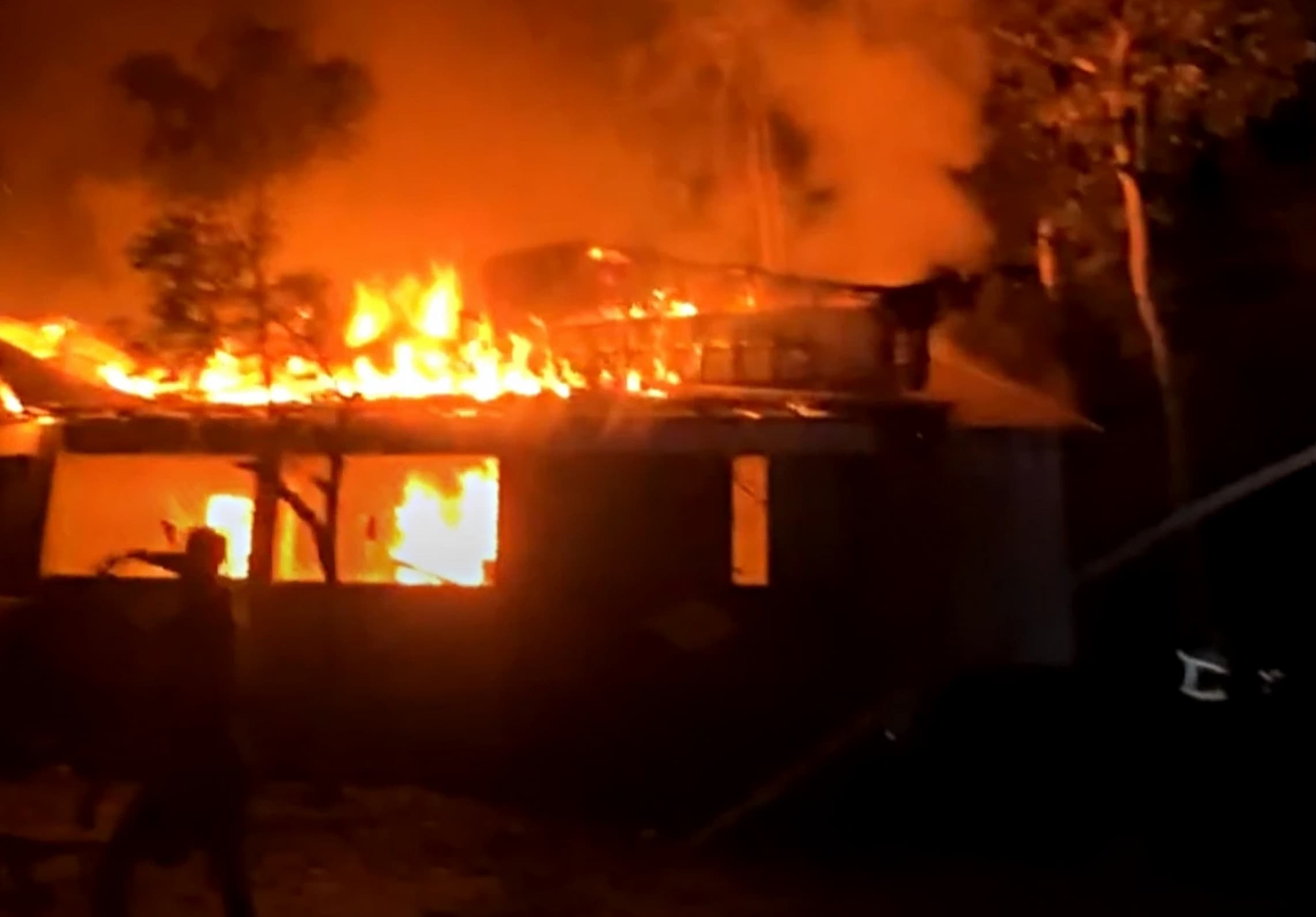 সদরপুরে তিনটি বসতঘর আগুনে পুড়ে ছাই