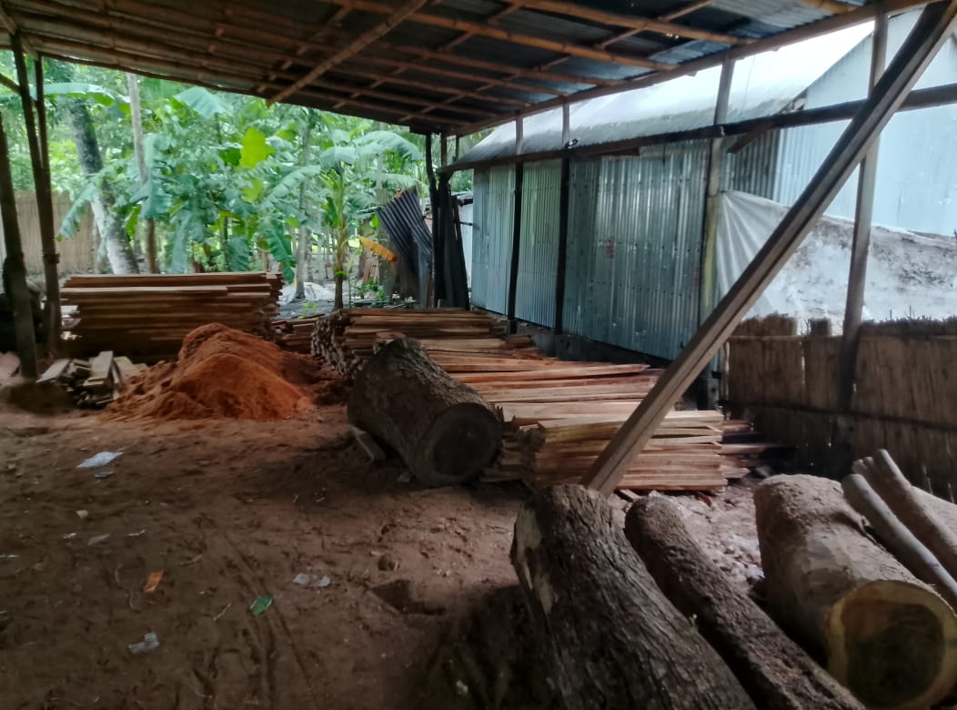 সালথায় বসতবাড়ি ঘেঁষে আ’লীগ নেতার করাতকল, শব্দে অতিষ্ঠ এলাকাবাসী