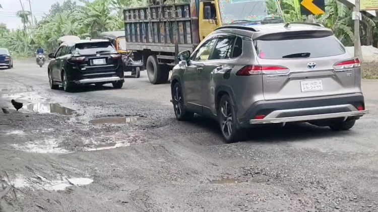 ফরিদপুরে বেহাল মহাসড়কে ঈদ যাত্রায় ভোগান্তি, ডাকাতির শঙ্কা