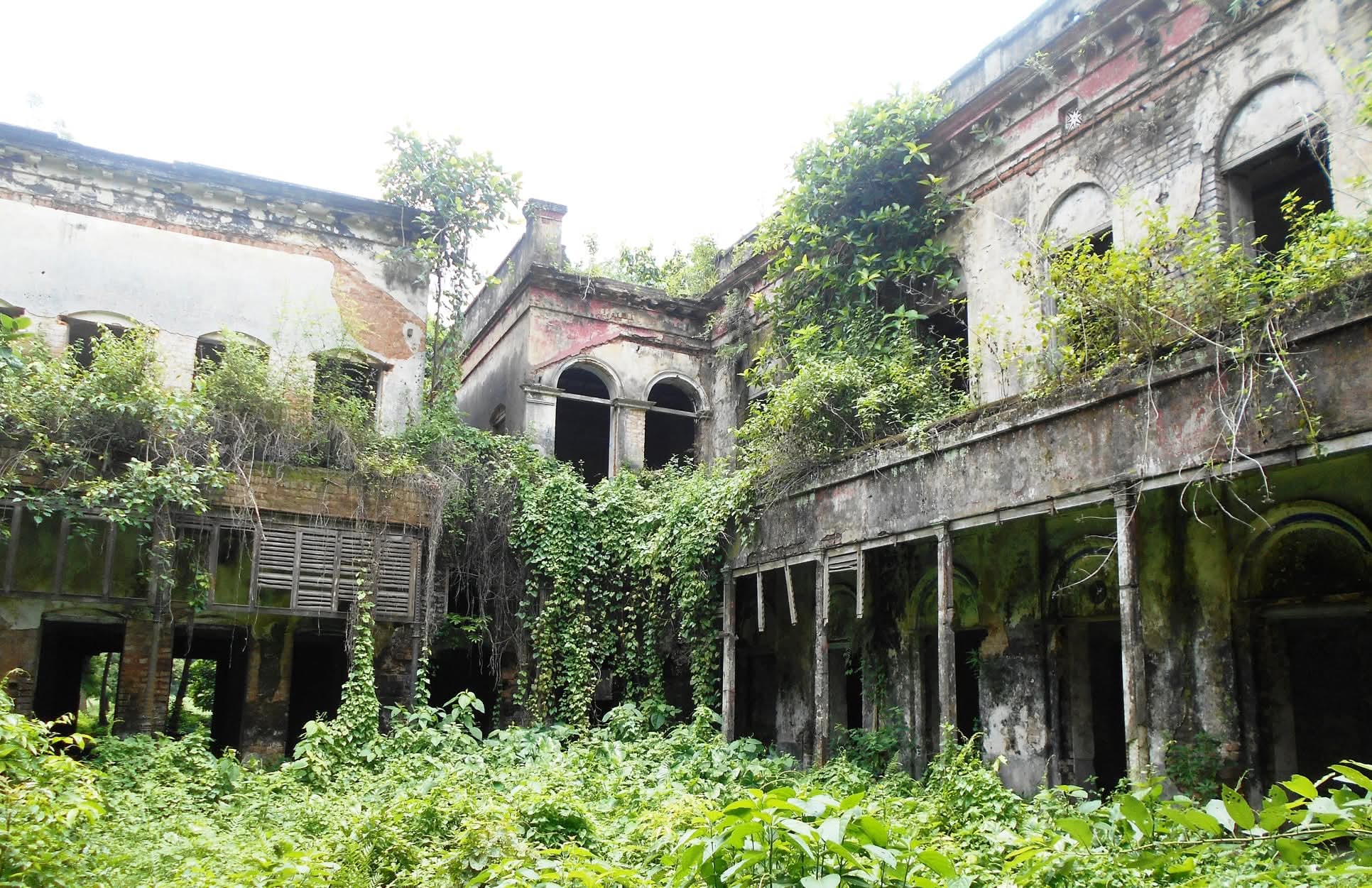 বিলুপ্তির পথে ৪’শ বছরের পুরনো ফরিদপুরের বাইশ রশি জমিদার বাড়ি