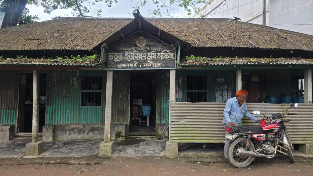 বোয়ালমারীতে ভূমি অফিসে ঘুষ ছাড়া মিলছেনা সেবা, ঘুরতে হচ্ছে অফিসের বারান্দায়