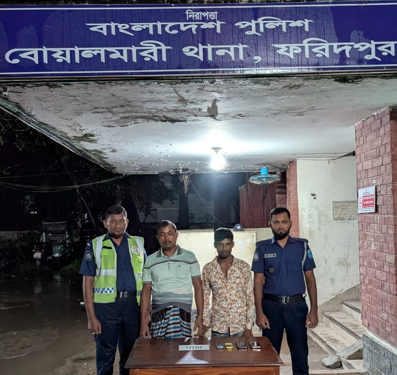 বোয়ালমারীতে যৌথবাহিনীর অভিযানে ইয়াবাসহ দুই মাদক কারবারি গ্রেপ্তার