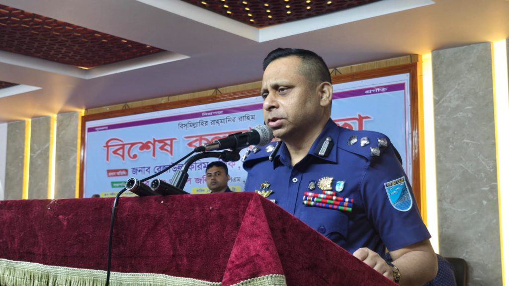 ‘ফ্যাসিস্টদের জায়গা এই বাংলার মাটিতে হবেনা’   — ঢাকা রেঞ্জ ডিআইজি