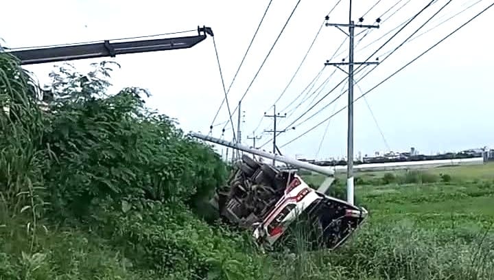 ভাঙ্গায় বিদ্যুতের খুঁটির সঙ্গে ধাক্কা লেগে বাস খাদে, আহত ১৫