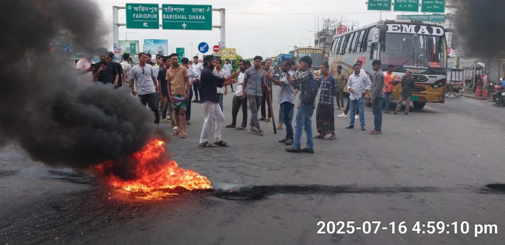 এনসিপির ওপর হামলা : ভাঙ্গায় এক্সপ্রেসওয়েতে টায়ার জালিয়ে সড়ক অবরোধ