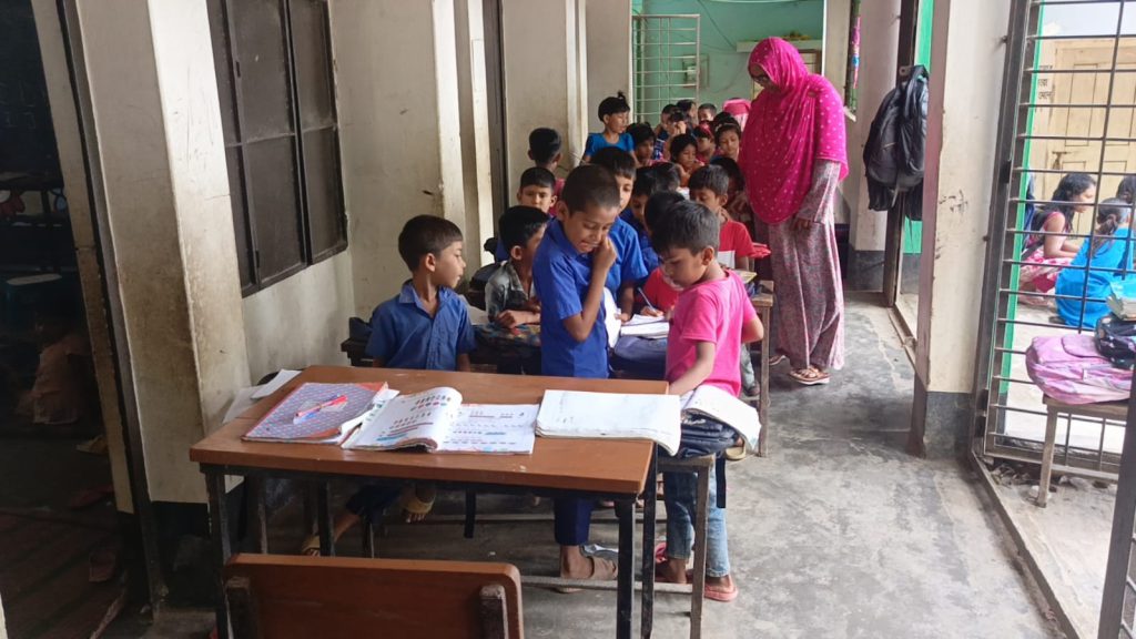 সালথায় বিদ্যালয়ে শ্রেণিকক্ষ সঙ্কট, বারান্দায় চলছে শিক্ষার্থীদের পাঠদান