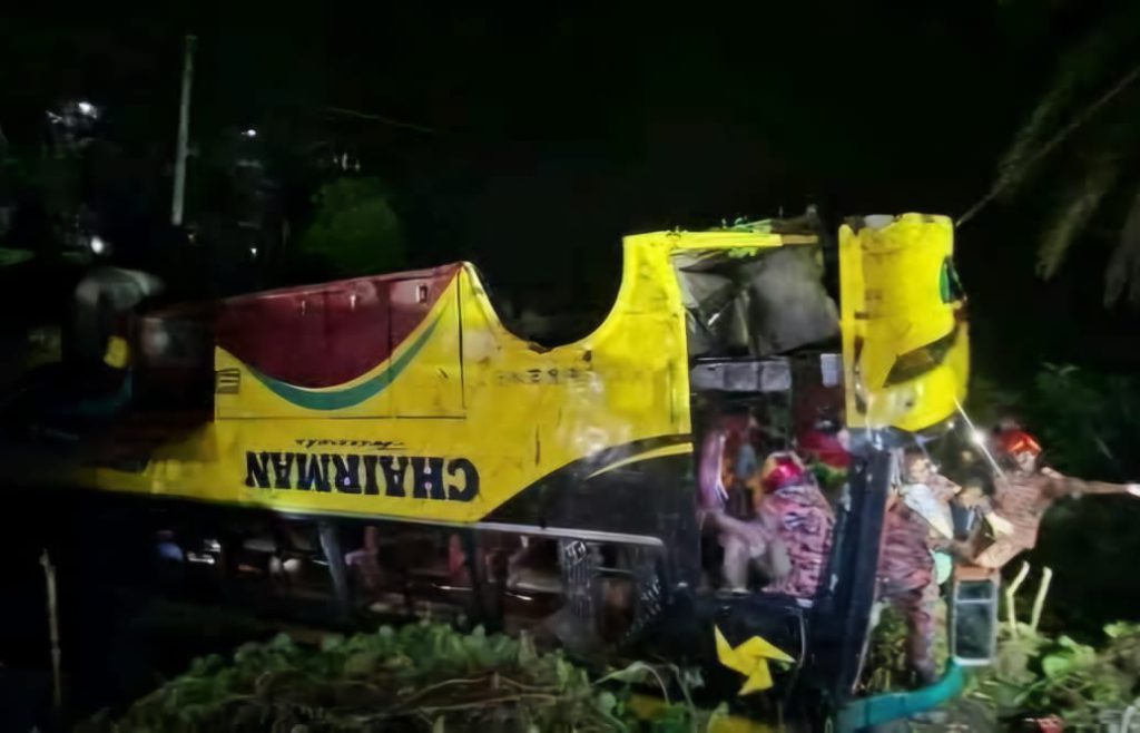 ফরিদপুরে নিয়ন্ত্রণ হারিয়ে পরিবহন খাদে : চালক নিহত, আহত ১৫