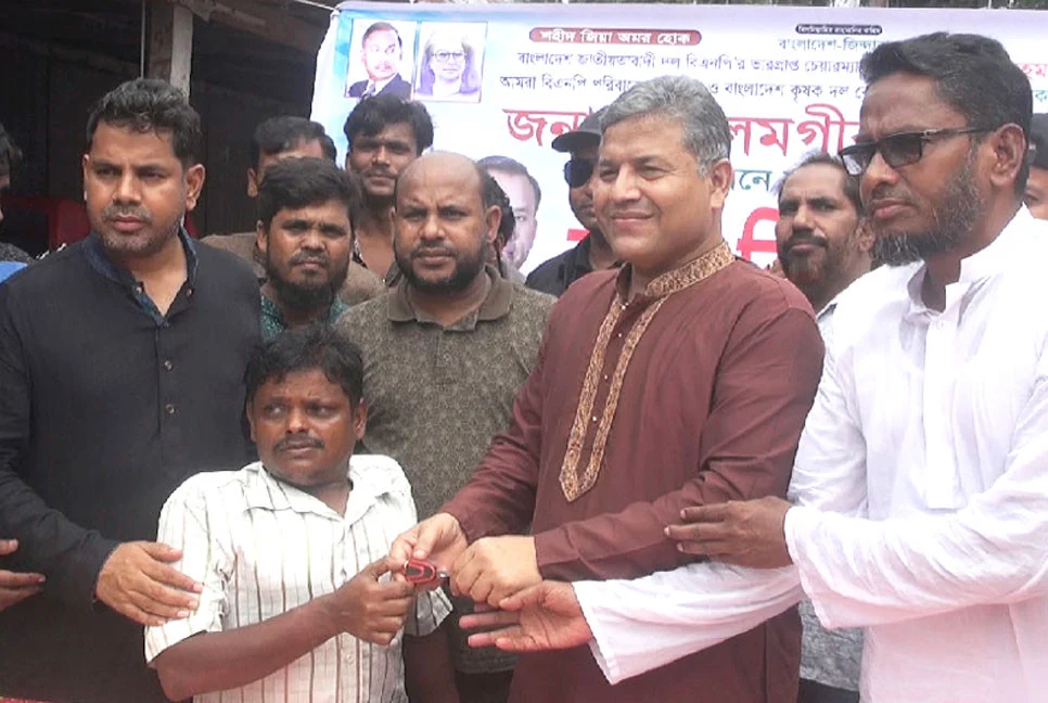 সদরপুরে ‘আমরা বিএনপি পরিবার’-এর উদ্যোগে ইজিবাইক বিতরণ