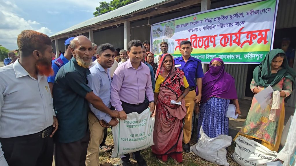 ফরিদপুরের পানিবন্দি আশ্রয়ণ প্রকল্পের ২৬০ পরিবার পেল খাদ্য সহায়তা 