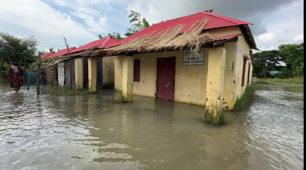 ফরিদপুরে পানিবন্দি স্বপ্ননগর আশ্রয়ণ প্রকল্পের ২৫০ পরিবার