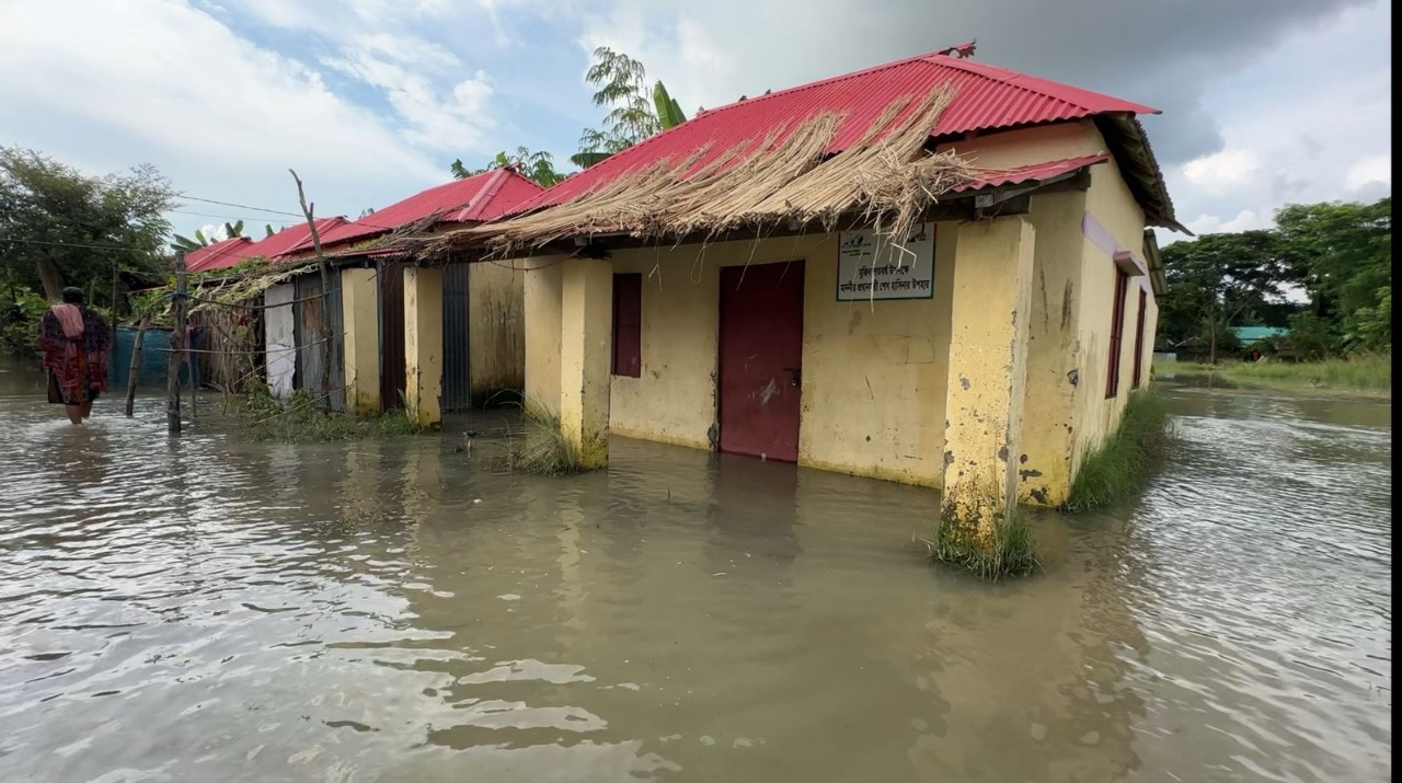 ফরিদপুরে পানিবন্দি স্বপ্ননগর আশ্রয়ণ প্রকল্পের ২৫০ পরিবার