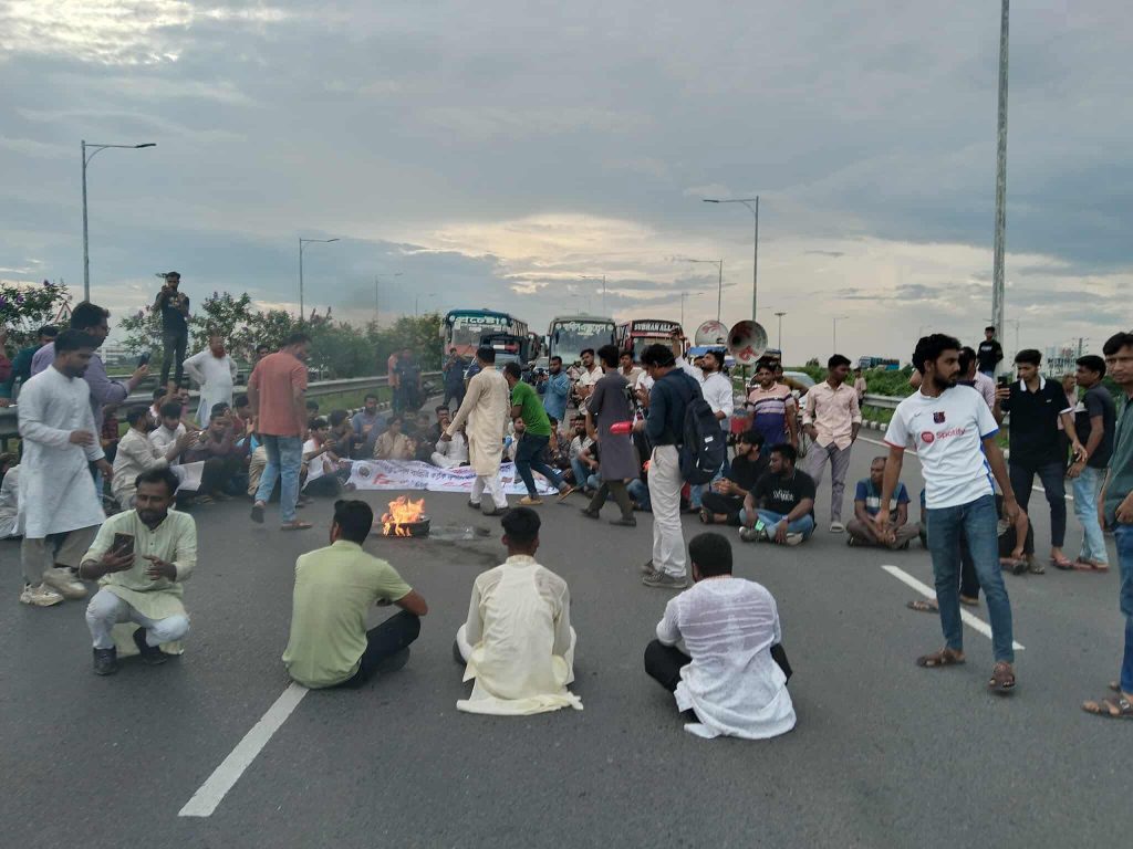 ভিপি নূরের ওপর হামলার প্রতিবাদে ফরিদপুরে মহাসড়ক অবরোধ করে বিক্ষোভ