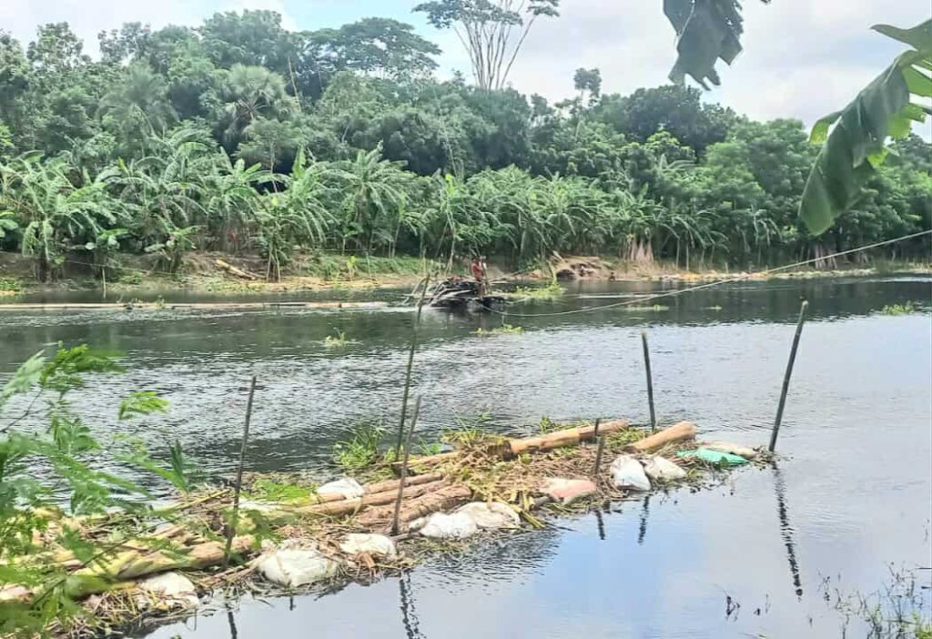 সালথায় কুমার নদে অবৈধ ড্রেজারের দিয়ে বালু উত্তোলন, আতঙ্কে দুই পাড়ের মানুষ