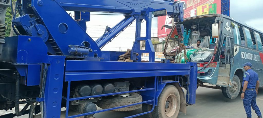 ফরিদপুরে বাস-ট্রাক মুখোমুখি সংঘর্ষে আহত ৫