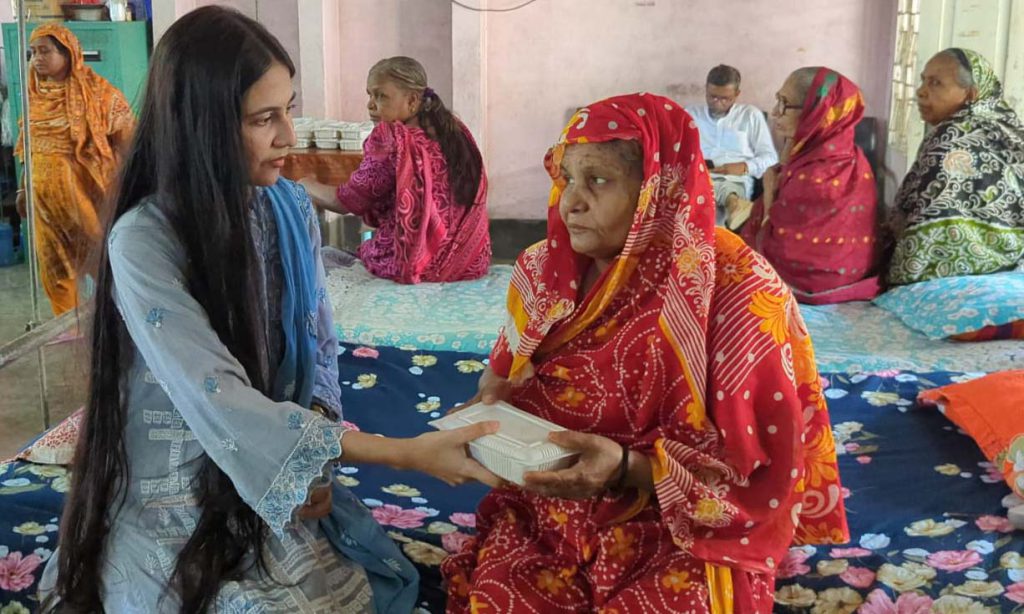 ফরিদপুরে নিজের জন্মদিনে আশ্রমের নিবাসীদের খাওয়ালেন কলেজ ছাত্রী শর্মি