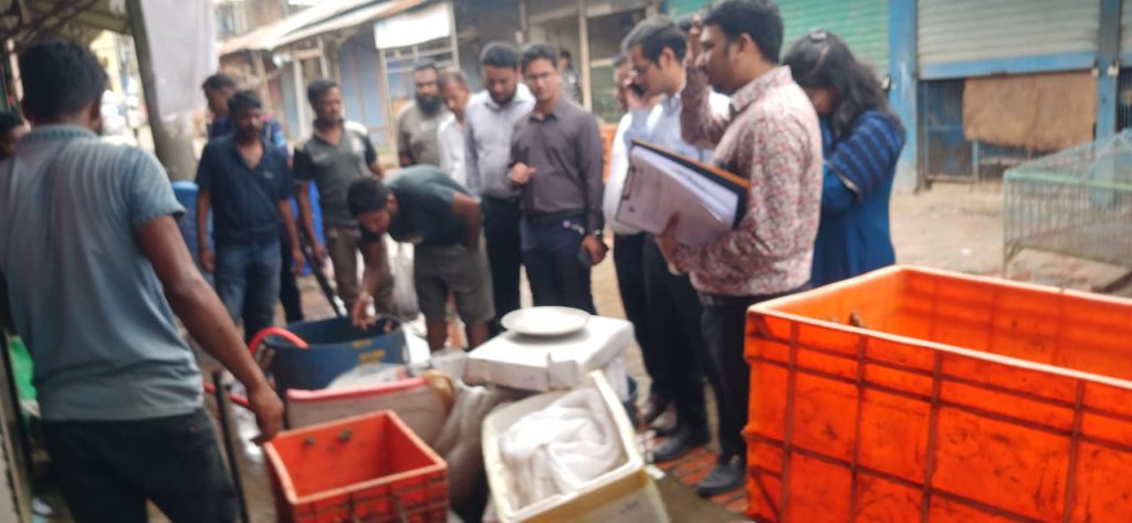 ফরিদপুরে মৎস্য আড়তে অভিযান, লাখ টাকা জরিমানা 